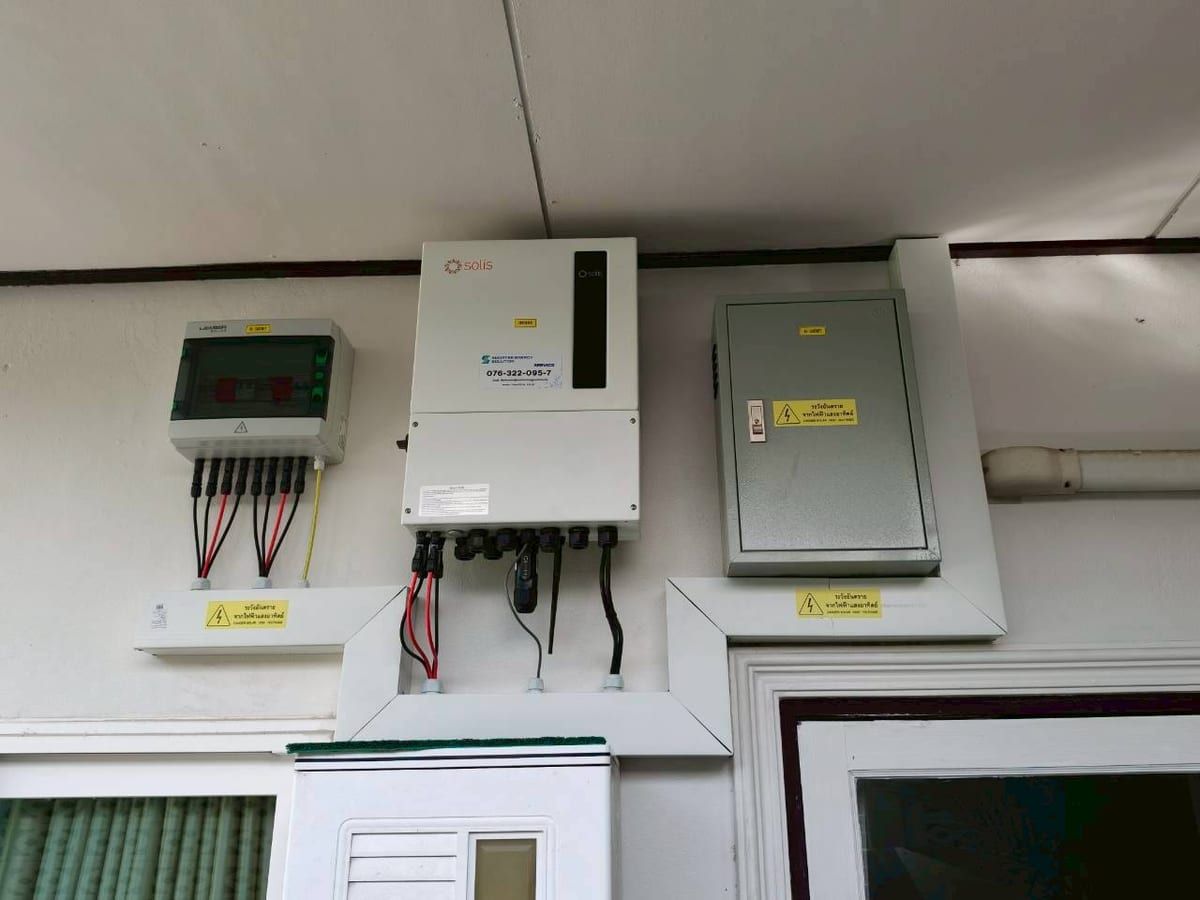 อินเวอร์เตอร์ Solis hybrid ที่ติดตั้งและเดินสายเสร็จบนผนัง