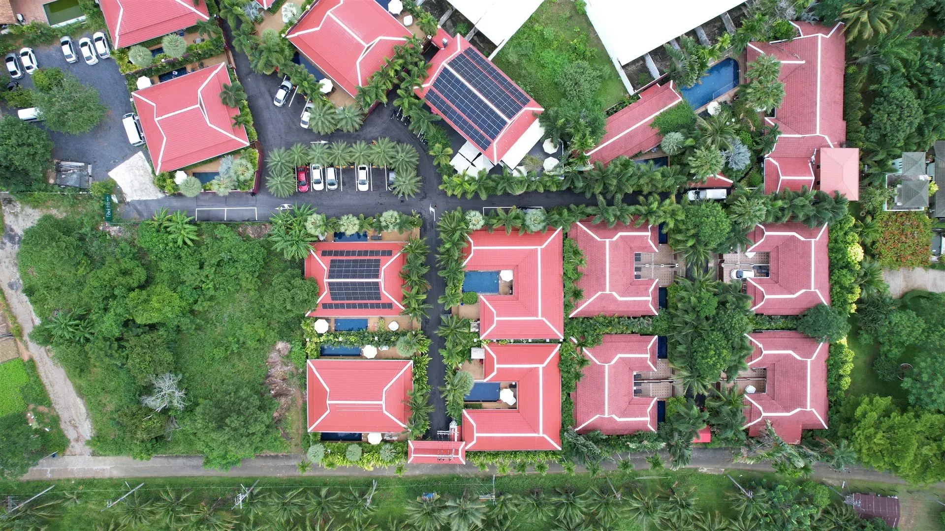 Boutique Resort Pool Villas solar rooftop installation — Phuket