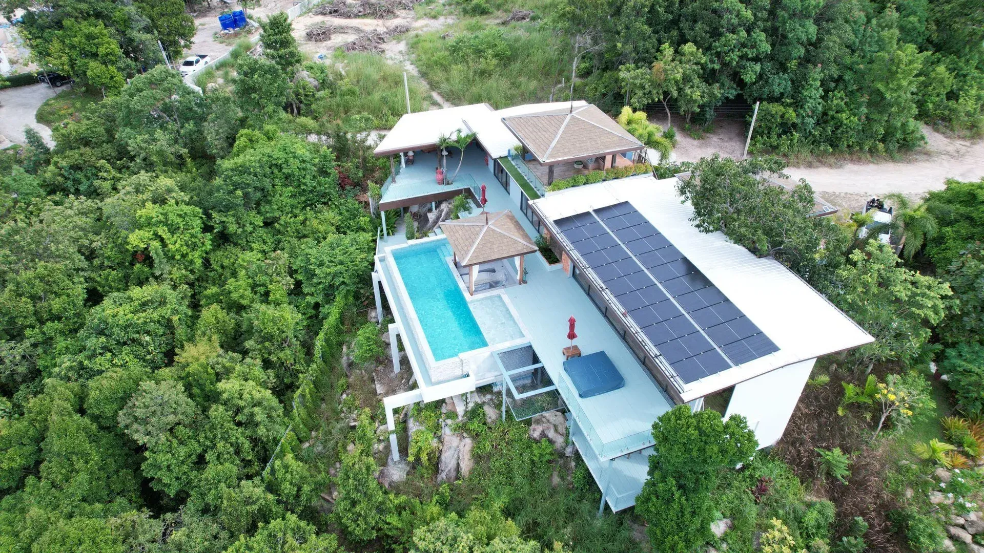 Pool Villa - 4 solar rooftop installation — Suratthani